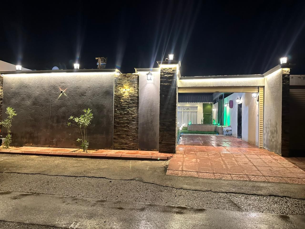 بوابة الشاليه ليلاً