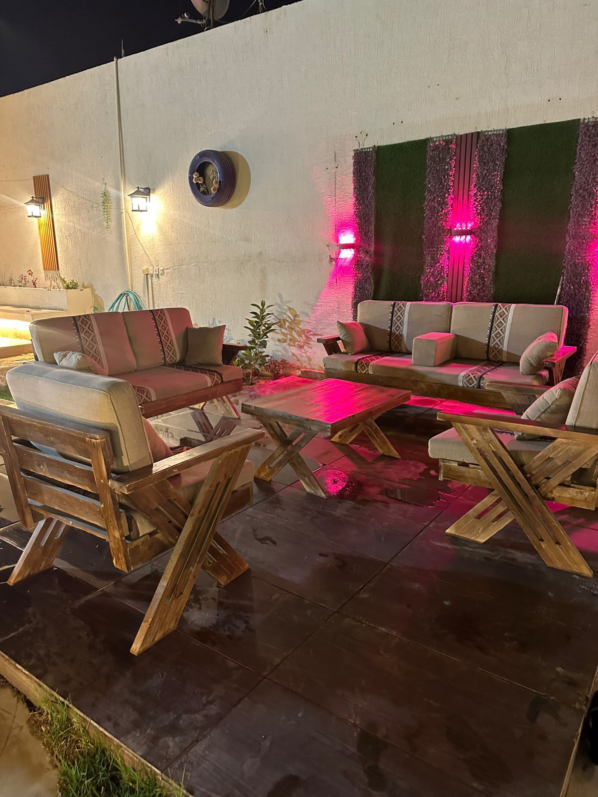 جلسة خارجية مضاءة باللون الوردي