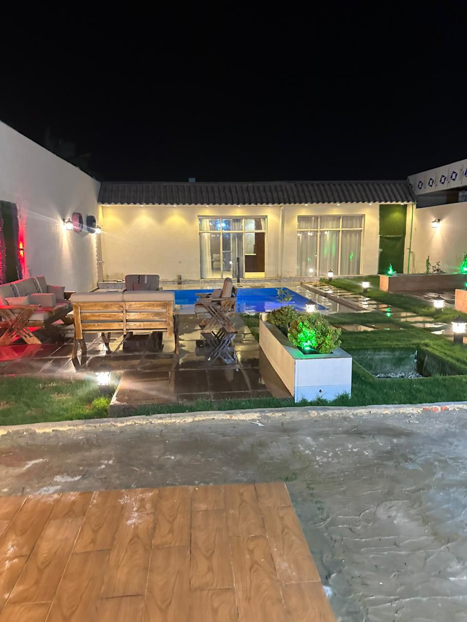 جلسة بجانب المسبح