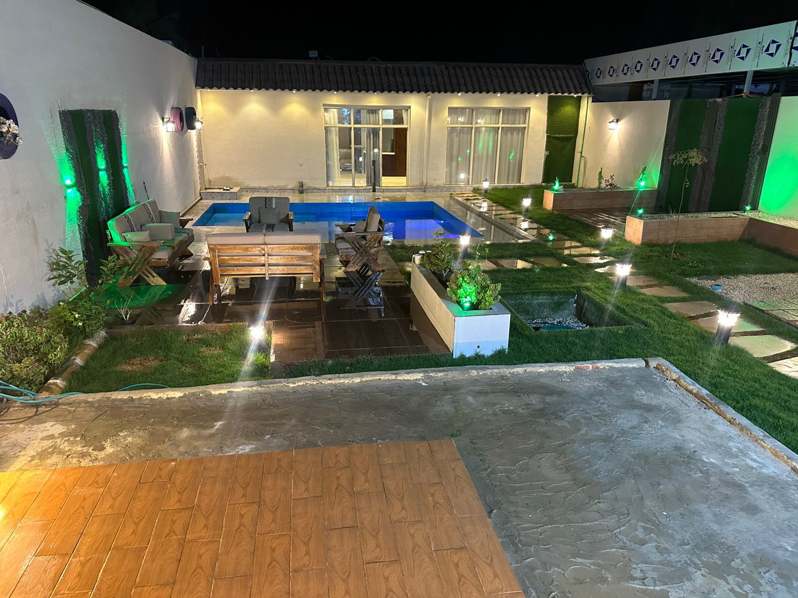 منظر شامل للجلسة والمسبح