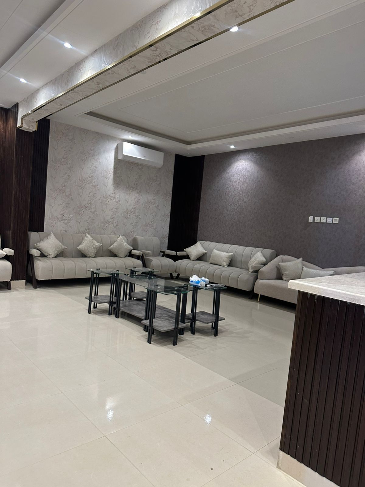 صالة الجلوس بزاوية واسعة