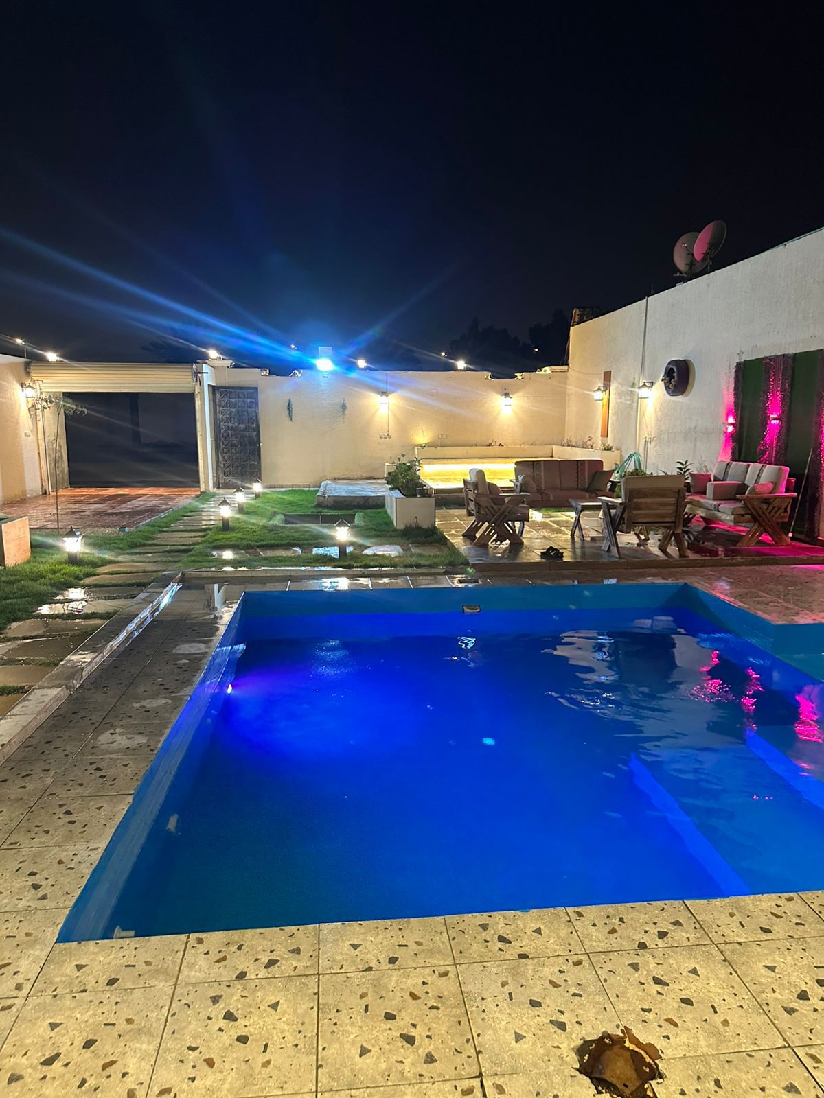المسبح بإضاءة زرقاء ليلية